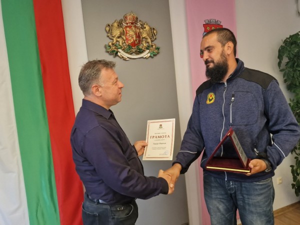 Благодарности и почетни грамоти от кмета на Казанлък за казанлъчаните Тодор Иванов и Кемал Рамадан за участието им в спасителната акция в пещера Морджа в Турция