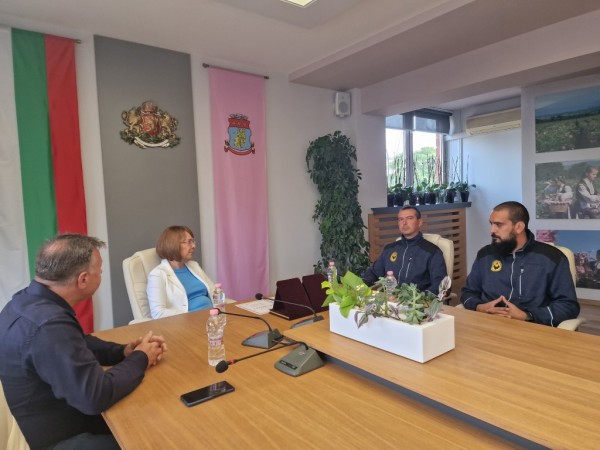 Благодарности и почетни грамоти от кмета на Казанлък за казанлъчаните Тодор Иванов и Кемал Рамадан за участието им в спасителната акция в пещера Морджа в Турция