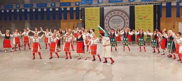 Танцовите клубове “Шипченка“, “Янина“ и “Тера“ взеха участие в Международен фолклорен фестивал в Италия 