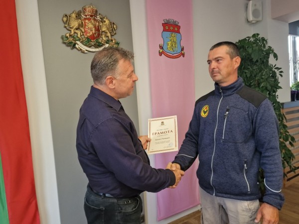 Благодарности и почетни грамоти от кмета на Казанлък за казанлъчаните Тодор Иванов и Кемал Рамадан за участието им в спасителната акция в пещера Морджа в Турция