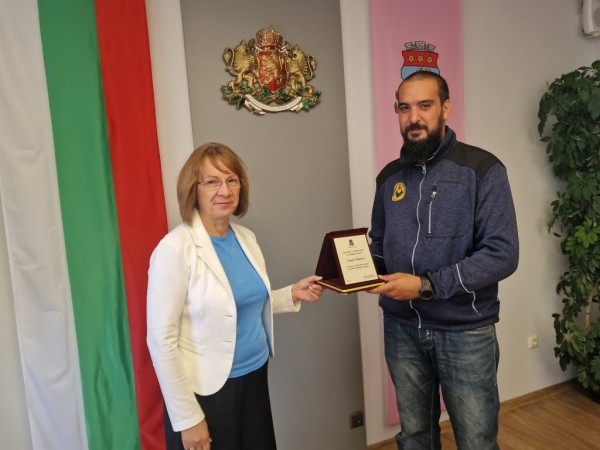 Благодарности и почетни грамоти от кмета на Казанлък за казанлъчаните Тодор Иванов и Кемал Рамадан за участието им в спасителната акция в пещера Морджа в Турция