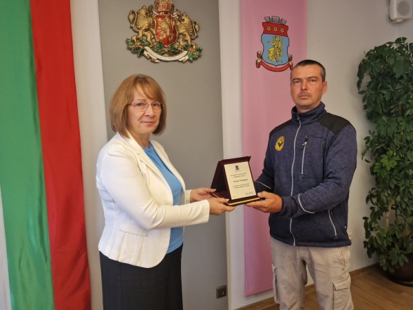 Благодарности и почетни грамоти от кмета на Казанлък за казанлъчаните Тодор Иванов и Кемал Рамадан за участието им в спасителната акция в пещера Морджа в Турция