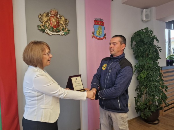 Благодарности и почетни грамоти от кмета на Казанлък за казанлъчаните Тодор Иванов и Кемал Рамадан за участието им в спасителната акция в пещера Морджа в Турция