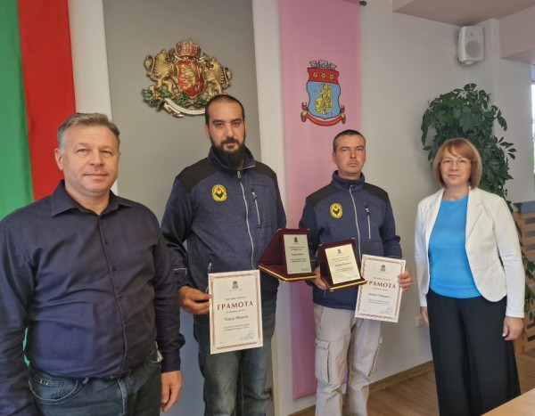 Благодарности и почетни грамоти от кмета на Казанлък за казанлъчаните Тодор Иванов и Кемал Рамадан за участието им в спасителната акция в пещера Морджа в Турция