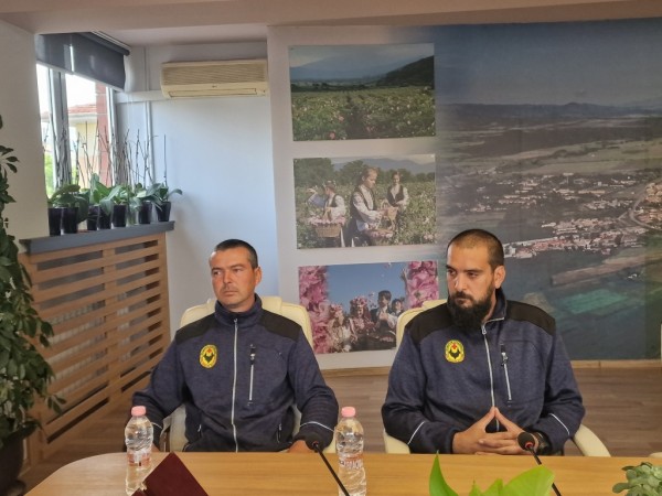 Благодарности и почетни грамоти от кмета на Казанлък за казанлъчаните Тодор Иванов и Кемал Рамадан за участието им в спасителната акция в пещера Морджа в Турция