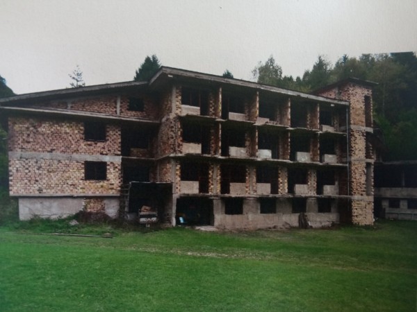 Задържаха петима мъже за участие в организирана престъпна група за отглеждане и добиване на марихуана в Казанлък и областта