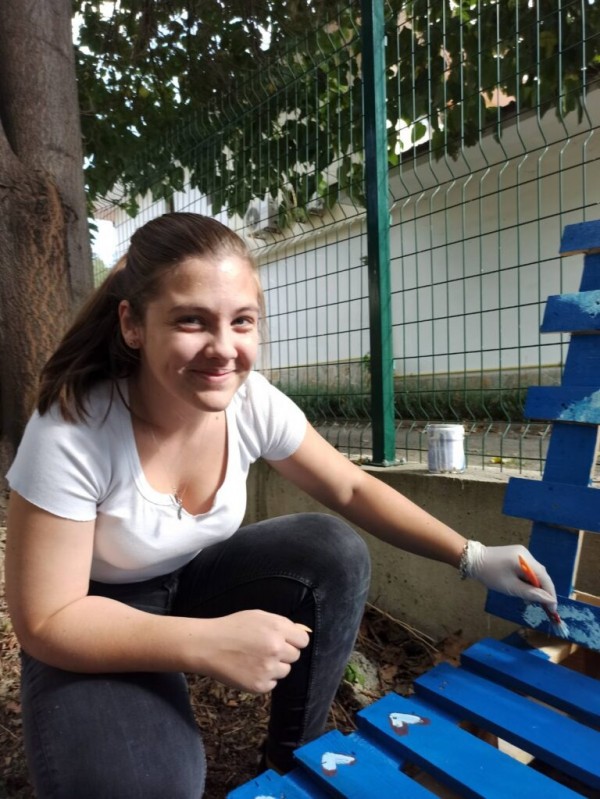 Ученици от НУПИД „Акад. Дечко Узунов“ създадоха цветен кът за отдих от стари и ненужни предмети