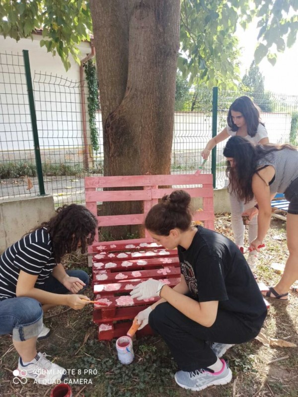 Ученици от НУПИД „Акад. Дечко Узунов“ създадоха цветен кът за отдих от стари и ненужни предмети