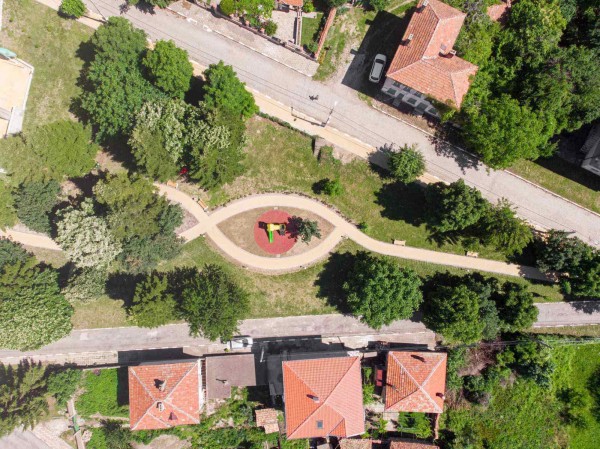 Зимата можете да я видите в снегорин, лятото –да полива цветята в парка