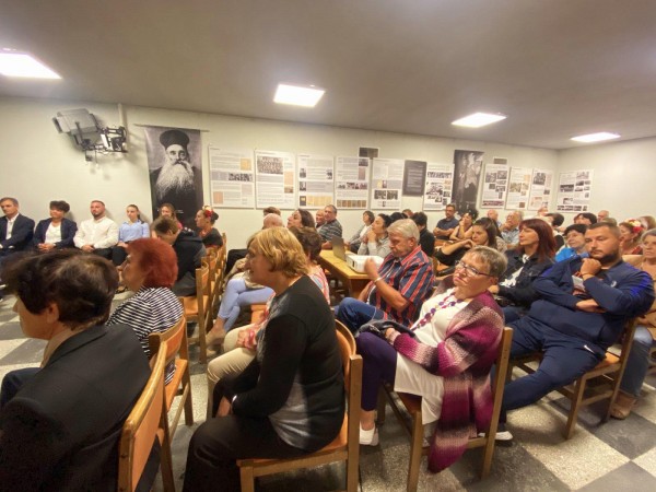 Зимата можете да я видите в снегорин, лятото –да полива цветята в парка