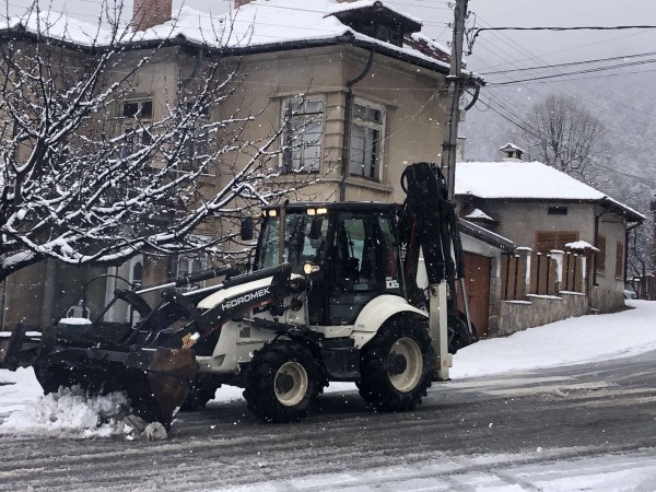 Зимата можете да я видите в снегорин, лятото –да полива цветята в парка