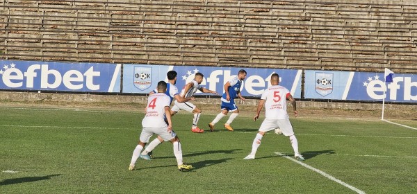 “Розите“ бият в Карлово с човек по-малко