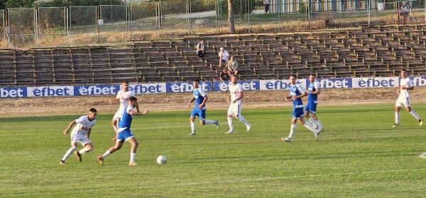 “Розите“ бият в Карлово с човек по-малко