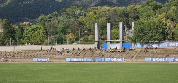 “Розите“ бият в Карлово с човек по-малко