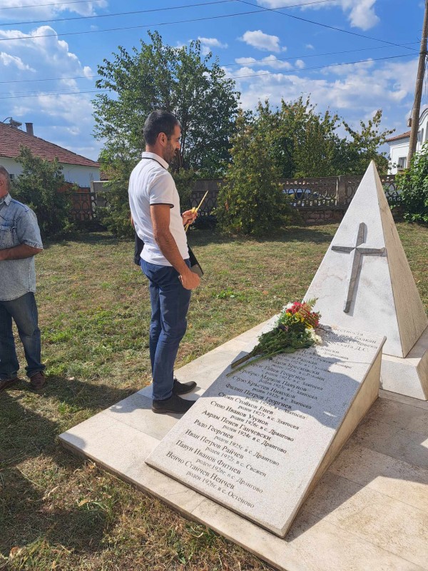 Кандидатът за кмет на Казанлък Алекси Алексиев с поклон пред жертвите - горяни 