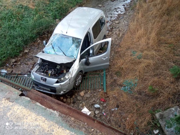 Пежо падна в Старата река след катастрофа