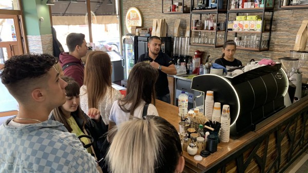 Учениците от ПГЛПТ отбелязаха Световния ден на туризма с интересно обучение и демонстрация 