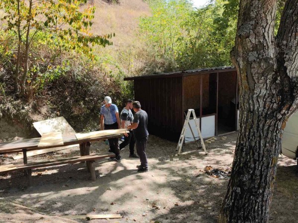 Реновират заслона в “Мезарлък дере” в с. Горно Изворово 