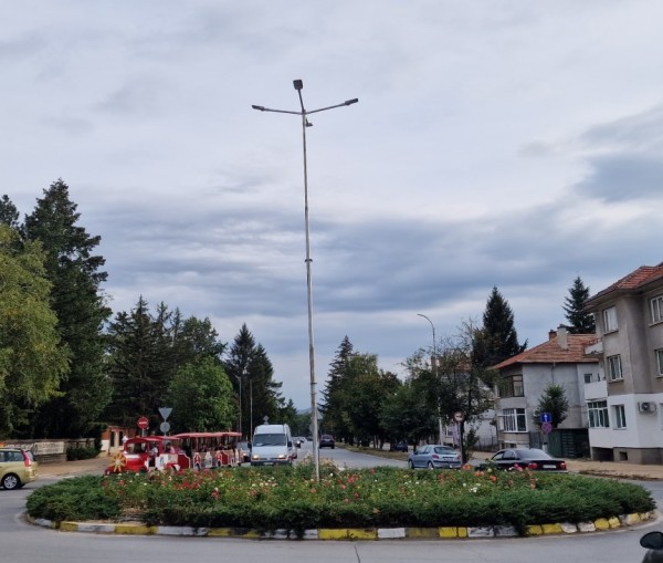 Започва подмяна на стълбовете за улично осветление в участък от бул. “Освобождение“ в Казанлък