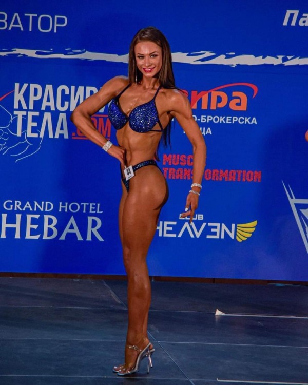 Шампионка по бодибилдинг и фитнес с подарък за спорта в родния си град Шипка