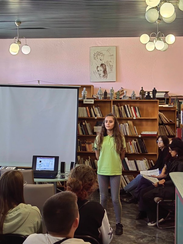 Общинска библиотека „Искра” отбеляза 83 години от рождението на Джон Ленън с музикално- поетичната композиция