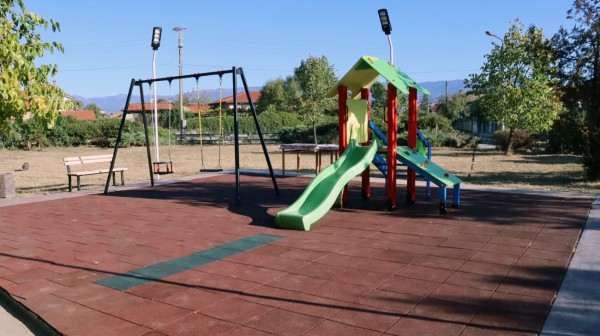 Овощник има нова детска площадка и пространство около чешмата в центъра