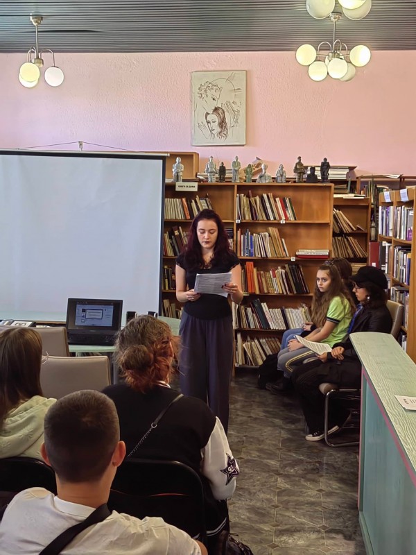 Общинска библиотека „Искра” отбеляза 83 години от рождението на Джон Ленън с музикално- поетичната композиция