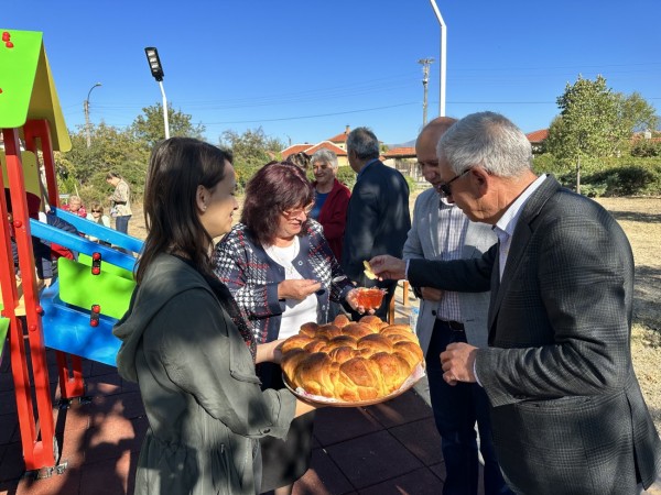 Овощник има нова детска площадка и пространство около чешмата в центъра