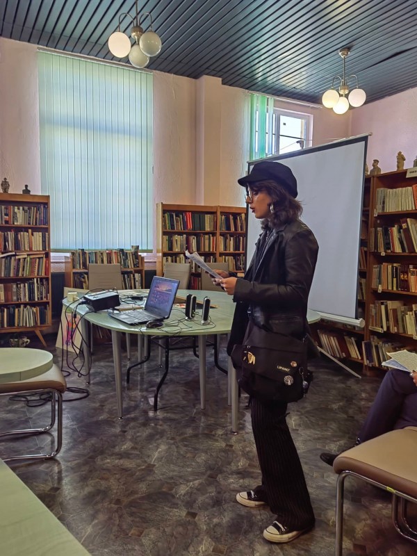 Общинска библиотека „Искра” отбеляза 83 години от рождението на Джон Ленън с музикално- поетичната композиция