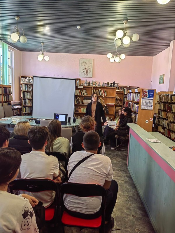 Общинска библиотека „Искра” отбеляза 83 години от рождението на Джон Ленън с музикално- поетичната композиция