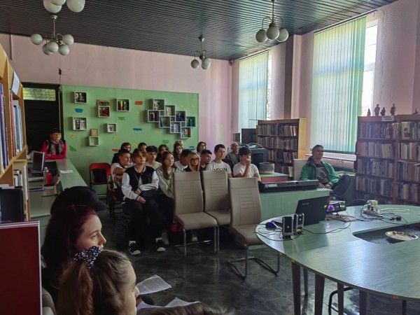 Общинска библиотека „Искра” отбеляза 83 години от рождението на Джон Ленън с музикално- поетичната композиция