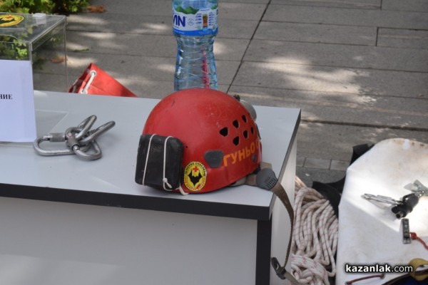 Зрелищна демонстрация по спасяване на пострадал, разиграха членовете на ,,Пещерно спасяване“ пред сградата на Община Казанлък 