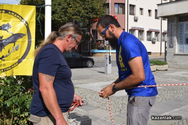 Зрелищна демонстрация по спасяване на пострадал, разиграха членовете на ,,Пещерно спасяване“ пред сградата на Община Казанлък 