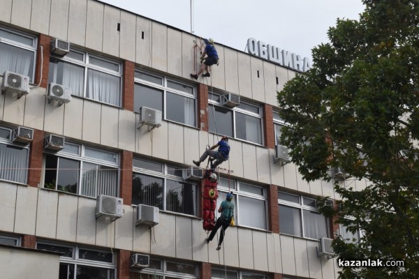 Зрелищна демонстрация по спасяване на пострадал, разиграха членовете на ,,Пещерно спасяване“ пред сградата на Община Казанлък 