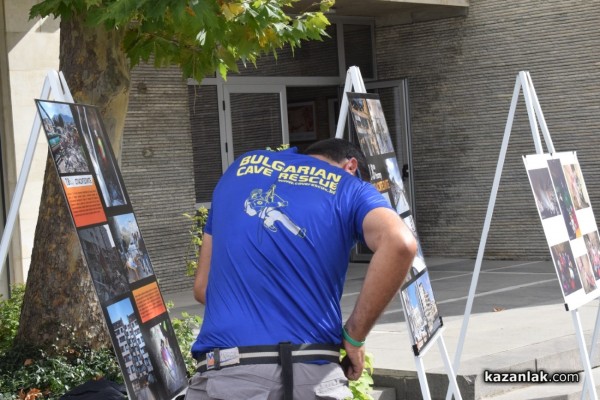 Зрелищна демонстрация по спасяване на пострадал, разиграха членовете на ,,Пещерно спасяване“ пред сградата на Община Казанлък 