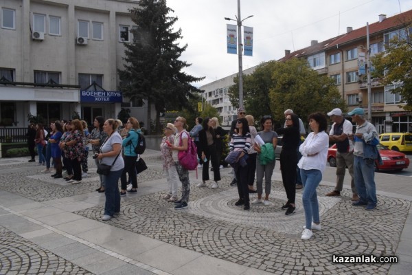 Зрелищна демонстрация по спасяване на пострадал, разиграха членовете на ,,Пещерно спасяване“ пред сградата на Община Казанлък 
