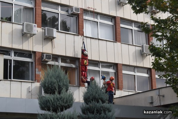 Зрелищна демонстрация по спасяване на пострадал, разиграха членовете на ,,Пещерно спасяване“ пред сградата на Община Казанлък 