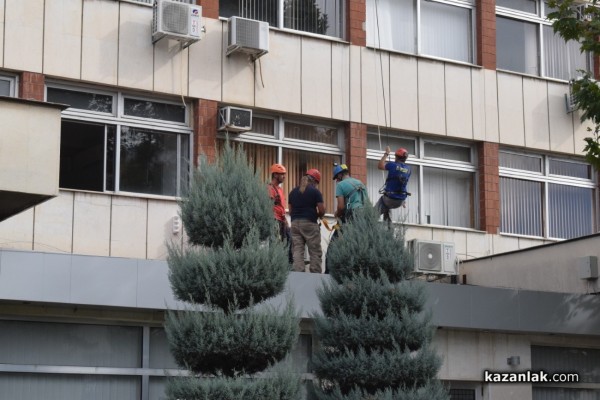 Зрелищна демонстрация по спасяване на пострадал, разиграха членовете на ,,Пещерно спасяване“ пред сградата на Община Казанлък 