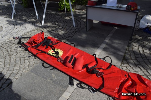 Зрелищна демонстрация по спасяване на пострадал, разиграха членовете на ,,Пещерно спасяване“ пред сградата на Община Казанлък 