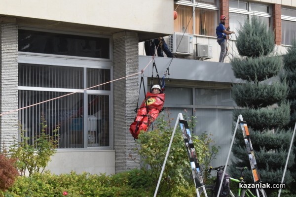 Зрелищна демонстрация по спасяване на пострадал, разиграха членовете на ,,Пещерно спасяване“ пред сградата на Община Казанлък 