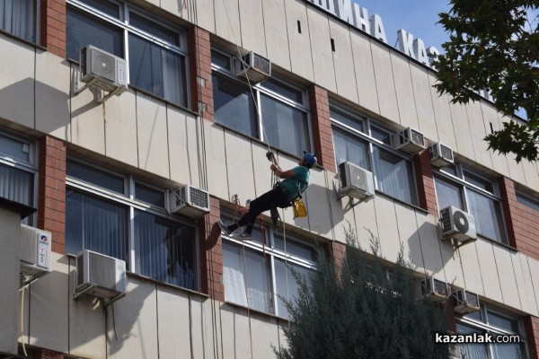 Зрелищна демонстрация по спасяване на пострадал, разиграха членовете на ,,Пещерно спасяване“ пред сградата на Община Казанлък 