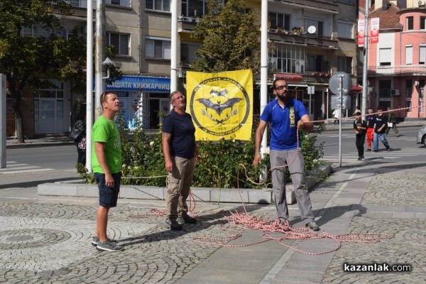 Зрелищна демонстрация по спасяване на пострадал, разиграха членовете на ,,Пещерно спасяване“ пред сградата на Община Казанлък 