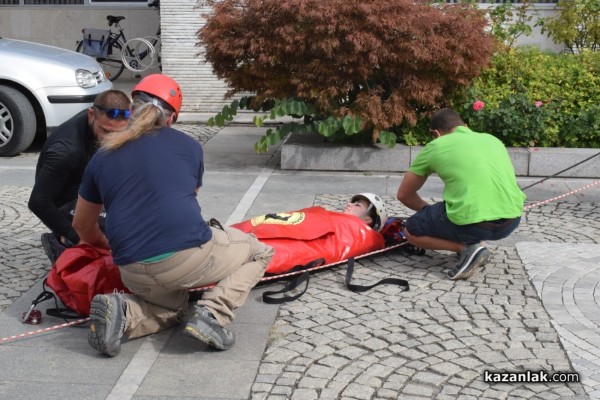 Зрелищна демонстрация по спасяване на пострадал, разиграха членовете на ,,Пещерно спасяване“ пред сградата на Община Казанлък 