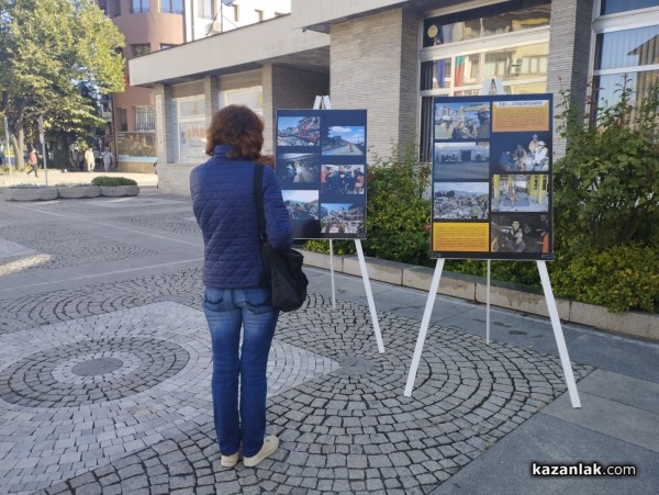 Зрелищна демонстрация по спасяване на пострадал, разиграха членовете на ,,Пещерно спасяване“ пред сградата на Община Казанлък 