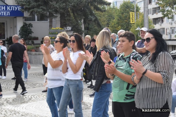 Зрелищна демонстрация по спасяване на пострадал, разиграха членовете на ,,Пещерно спасяване“ пред сградата на Община Казанлък 