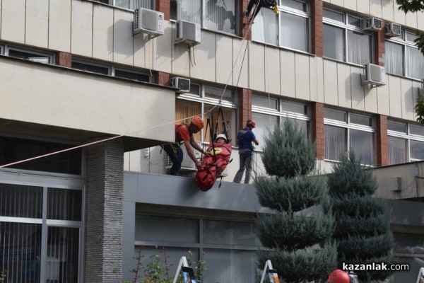 Зрелищна демонстрация по спасяване на пострадал, разиграха членовете на ,,Пещерно спасяване“ пред сградата на Община Казанлък 