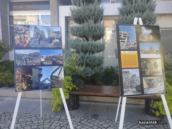 Зрелищна демонстрация по спасяване на пострадал, разиграха членовете на ,,Пещерно спасяване“ пред сградата на Община Казанлък 