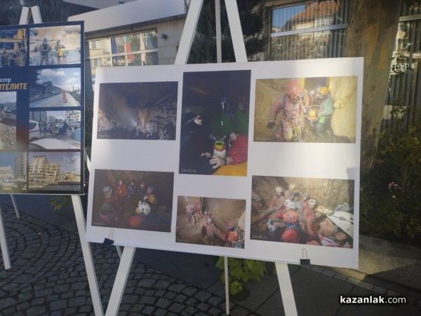 Зрелищна демонстрация по спасяване на пострадал, разиграха членовете на ,,Пещерно спасяване“ пред сградата на Община Казанлък 