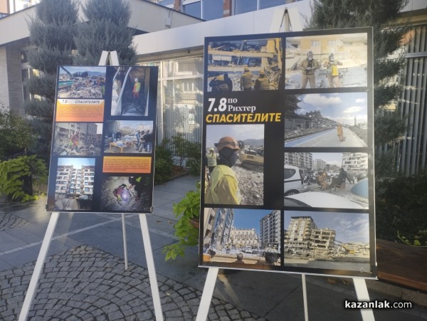 Зрелищна демонстрация по спасяване на пострадал, разиграха членовете на ,,Пещерно спасяване“ пред сградата на Община Казанлък 