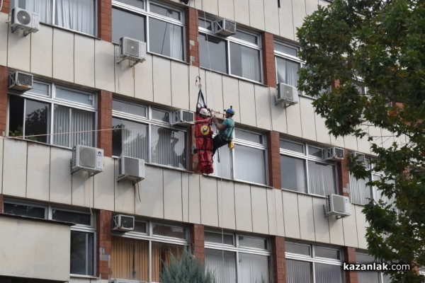 Зрелищна демонстрация по спасяване на пострадал, разиграха членовете на ,,Пещерно спасяване“ пред сградата на Община Казанлък 